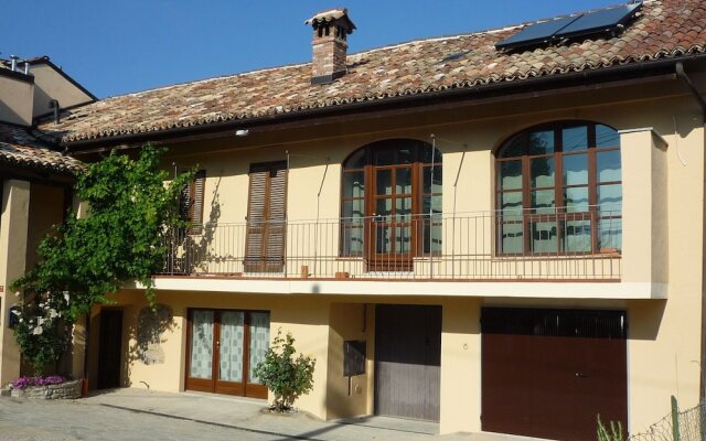 The Vigna del Parroco 2 is a House With two Apartments Located in Serralunga