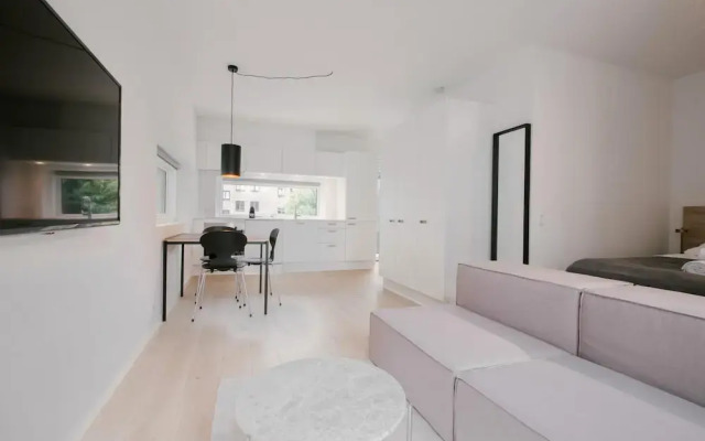 Townhouse Studio w Large Private Balcony