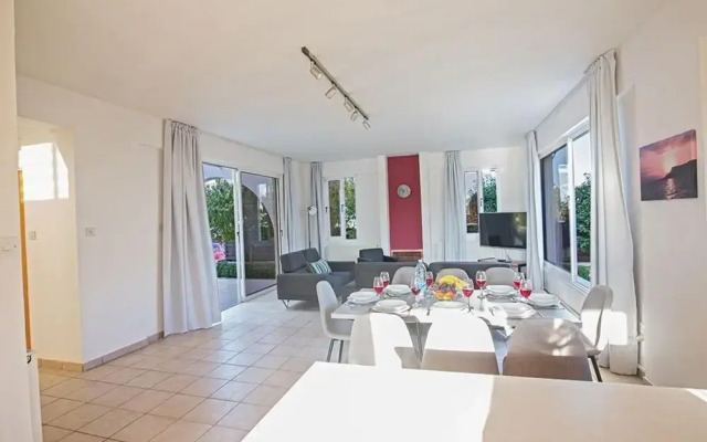 Villa Renee AQ Ni38b