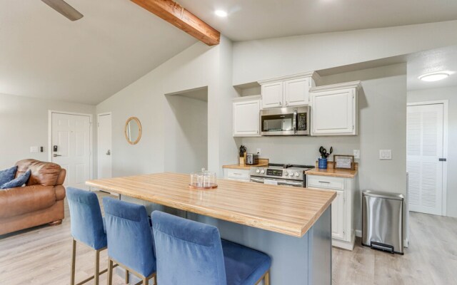 Lakefront Rogers Retreat w/ Grill & Spacious Deck