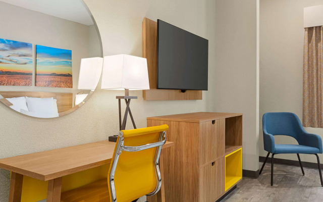 Days Inn & Suites by Wyndham Greater Tomball