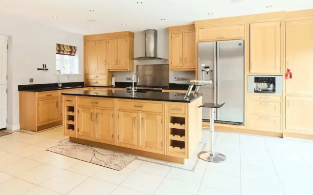 The Bourton-on-the-water Place - Lovely 5bdr House With Parking + Garden