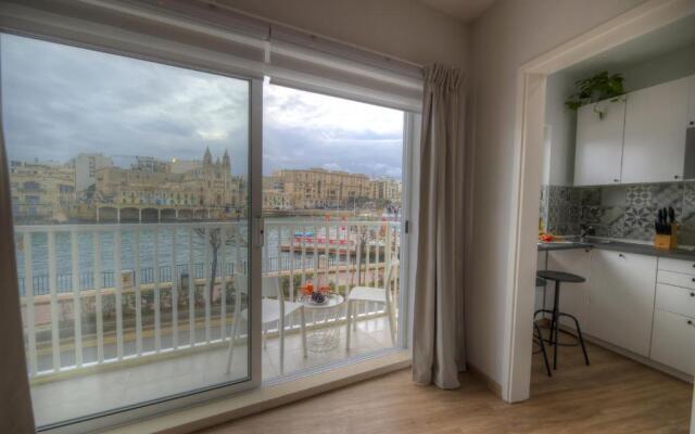 First floor studio apartment seconds from Balluta Bay IPAP1-1