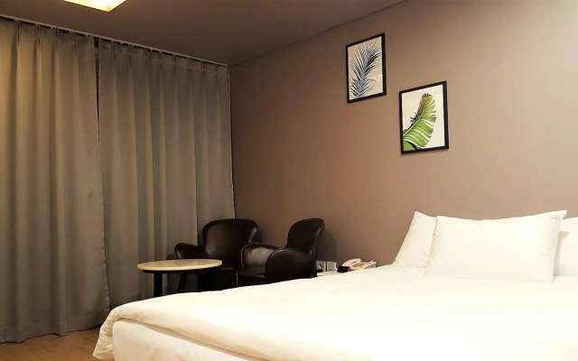 Maru Hotel