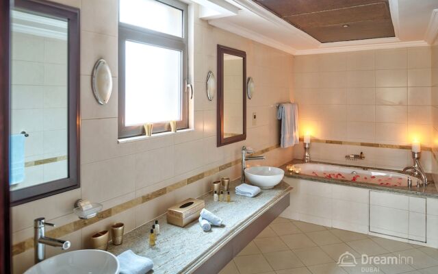 The Palm Jumeirah Villas - Frond E by LUX Holiday Home