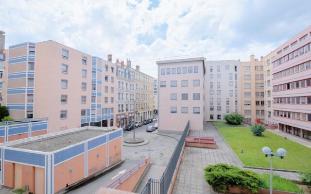 Newly Renovated Apartment: 6th District