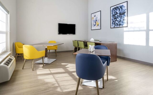 Comfort Inn & Suites