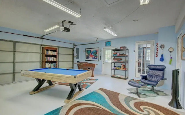 Spacious 4 3 Retreat- Heated Pool-playroom