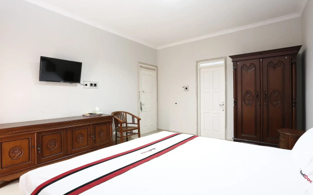 RedDoorz Plus near Adisucipto Airport 2