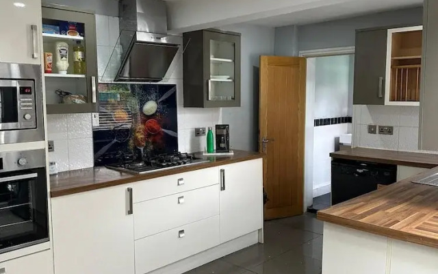 Cozy Manchester House - Stay With Host Onsite