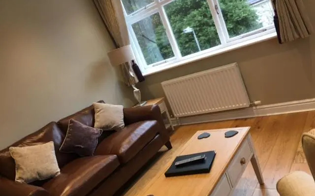 Llys y Dderwen - Oak Court