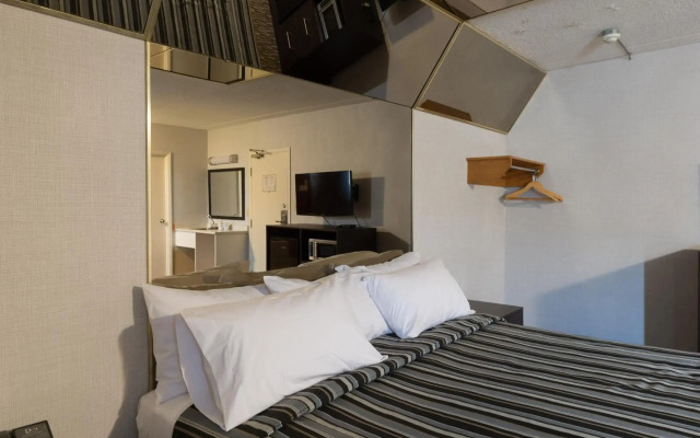 Deluxe Inn