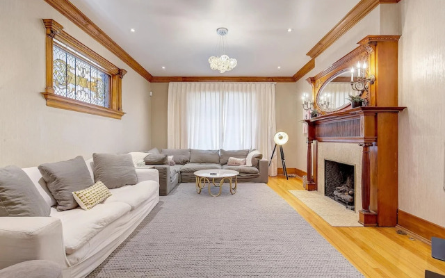 Stunning Modern Home, Prime Location Sleeps 15