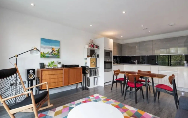 Stylish 2BD With Views of the River Lea