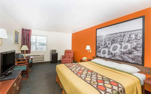 Super 8 By Wyndham Holton