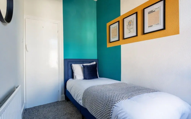 Darlington 4Bd Home: Modern Comfort & Free Parking