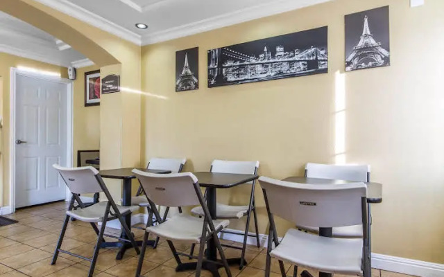 Rodeway Inn & Suites Near the Coliseum & Arena