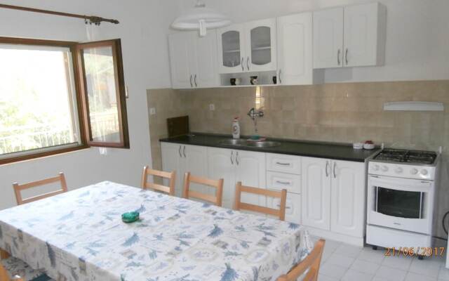 Apartment With 3 Bedrooms in Gdinj, With Enclosed Garden - 50 m From t