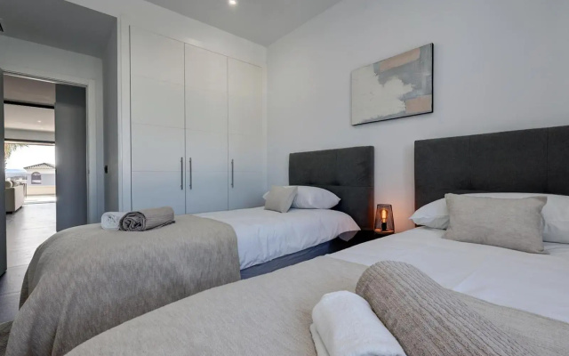 Brand New, Elegant Three Bed Apartment