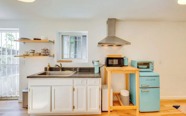 5 Mi to Dtwn Los Angeles: Apt w/ Outdoor Space!