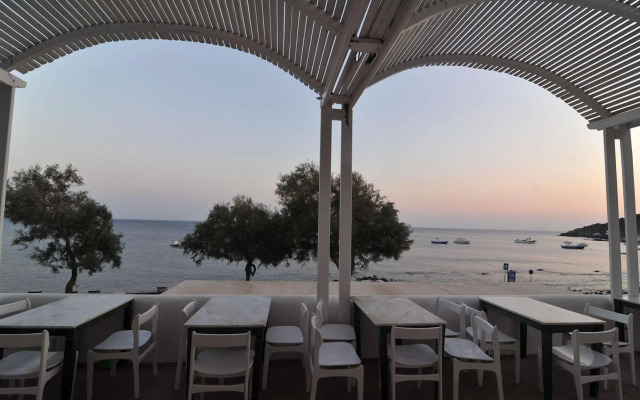 Akrotiri Hotel