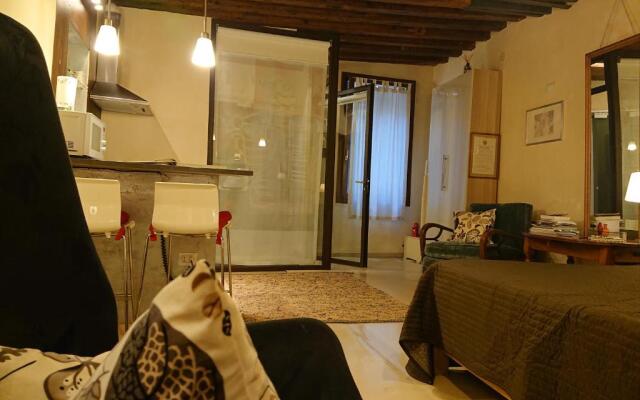 Studio Apartment San Marco 1825 fully sanitzd