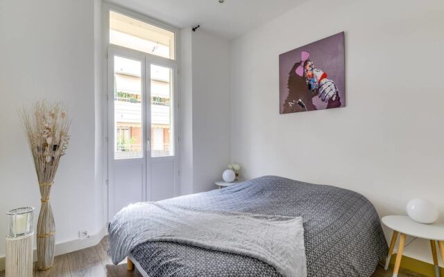 Beautiful Modern 3 Bedroom Apartment in Center