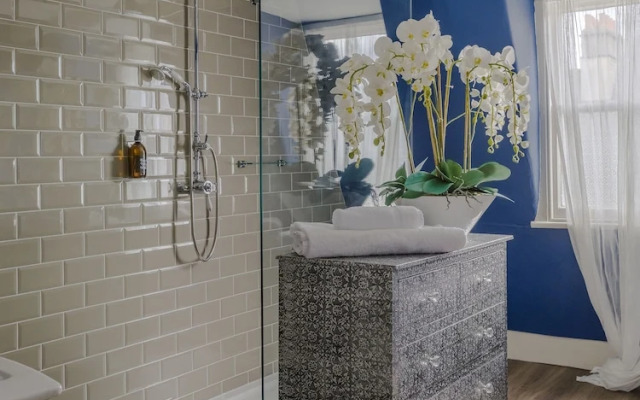 Impeccable 4-bed Apartment in Bath
