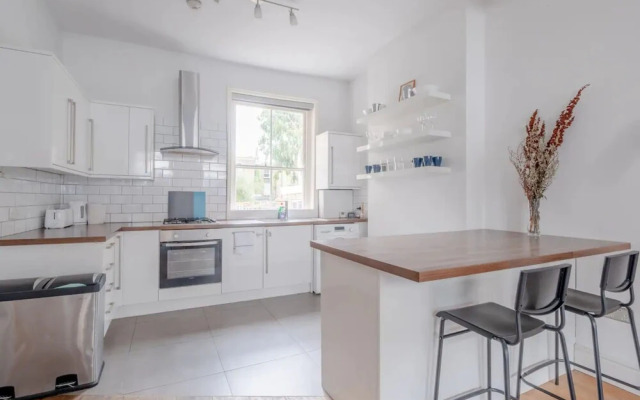 Lovely 3 Bedroom Apartment in Clapton With Garden