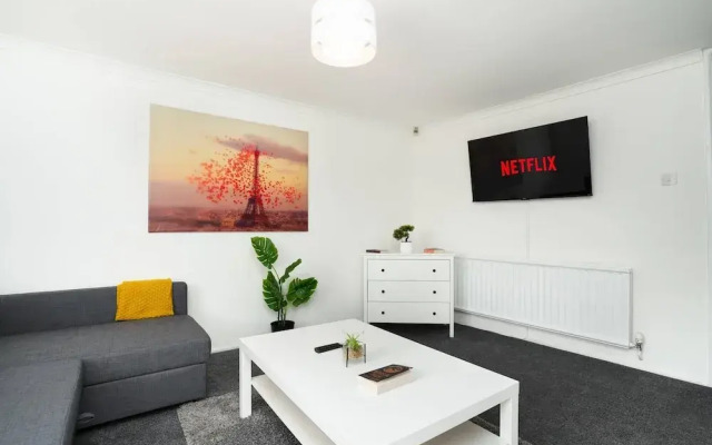 Spacious - 3 Bed - Free Parking