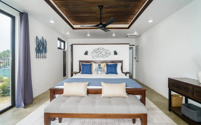 Spacious 4-bed Villa in Placencia Village w Pool