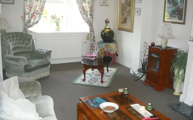 Room-large Home in Prime Location for al