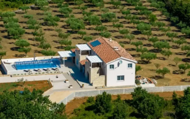 Rustic Villa Perosa With Heated Pool