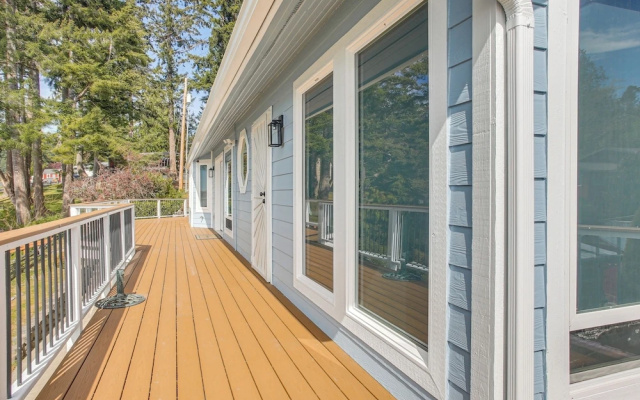 Waterfront PNW Escape w/ Deck & Beach Access!