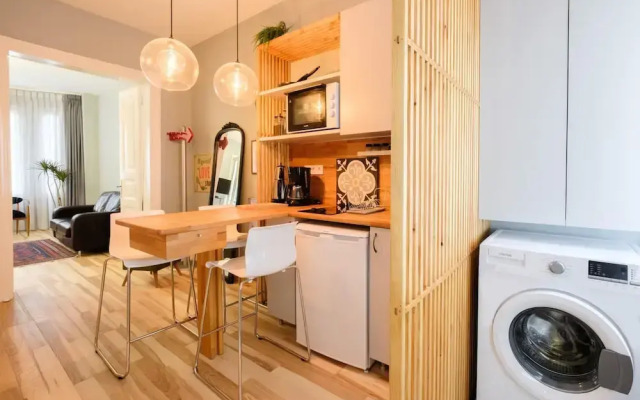 Stylish Flat w Balcony 8 min to Istiklal Ave