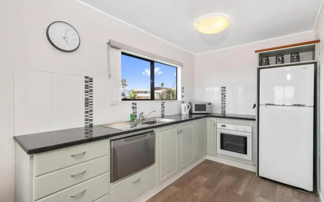 Snells Seaside Bach - Snells Beach Holiday Home