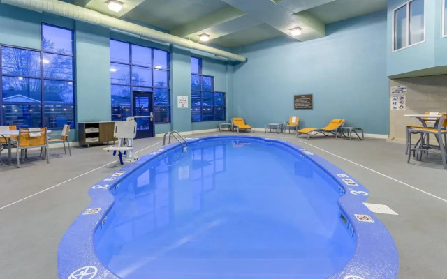 Holiday Inn Express & Suites Scottsburg by IHG