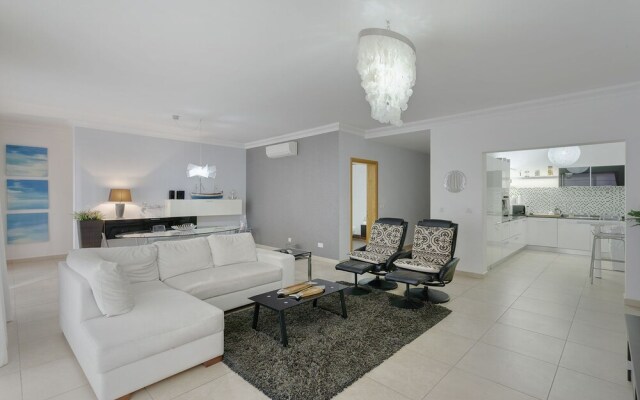 Luxury Apt With Side Seaviews and Pool, Best Location