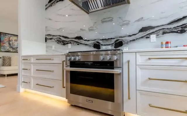 Luxury Clarendon 4-BR Homestay - McVeigh