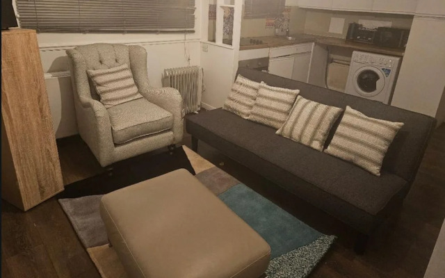 Cozy Romford Escape With Modern Amenities