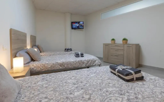 El Puente Holiday Home I- Airport 8,1K