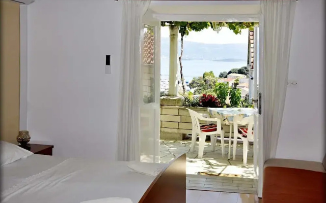 Immaculate 4-bed House in Lumbarda