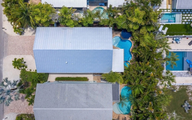 Splash Of Lime 3 Bedroom Home by RedAwning