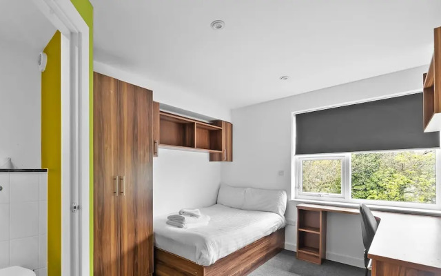 8 Bed Apartment @ Derriford Stays by Pureserviced