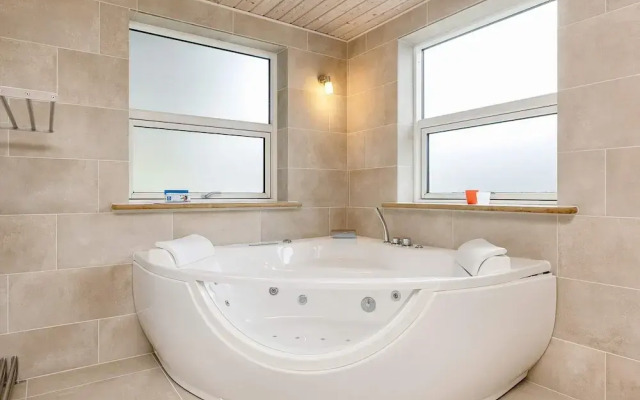 10 Person Holiday Home in Vaeggerlose