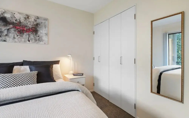 Stylish Central 2BR Apt nr Hospital