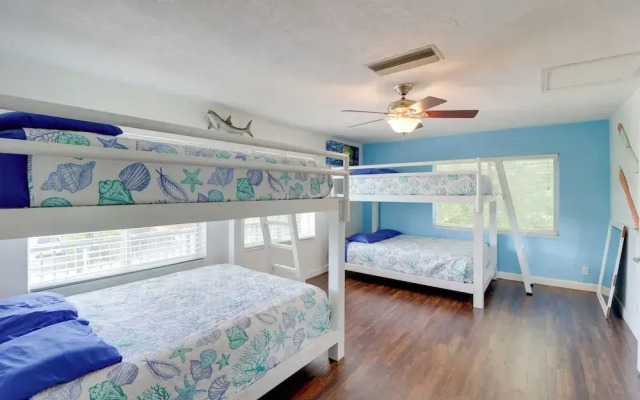 Walk to Beach: Waterfront Home in Marathon!