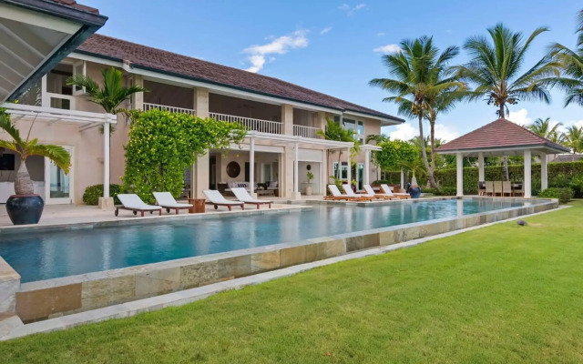 Oceanfront Golf Course Estate w Pool Guest House