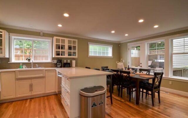 Seattle Vacation Home: The Gallery