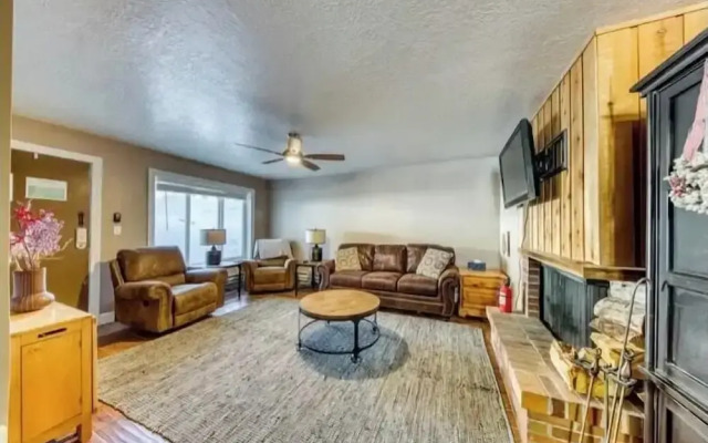 Spacious 3BR, 2BA for 6– Beautiful Area